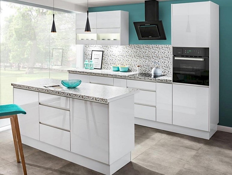 Cocina con isla central en Alicante diseñada a medida por Meblisa, ideal para mejorar funcionalidad y espacio.